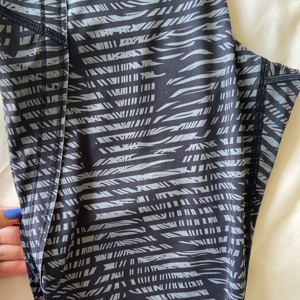 LULULEMON RUN TOP SOEED CROP SIZE 8 - Picture 2 of 6